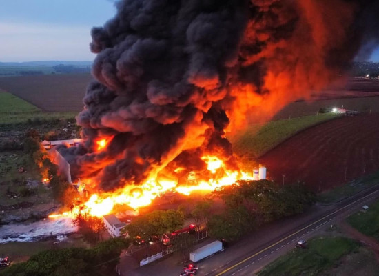 Incêndio de grandes proporções atinge empresa de lubrificantes após caminhão-tanque pegar fogo em Piracicaba